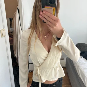 Vit blus - En så fin slutsåld blus från bikbok. Aldrig använd så jätte bra skick. Den är v-ringad och i  en så fin cremevit ton. Dessutom är den i ett lätt material utan att vara genomskinlig. Banden gör att den får en super fin passform. Hör av evid frågor. 💕💕