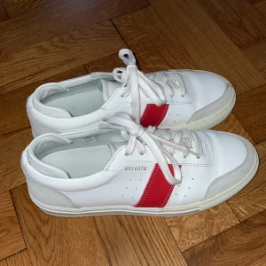 Axel Arigato skor - Axel arigato skor i bra skick, använda fåtal gånger! Är i princip som nya. Storlek 38.