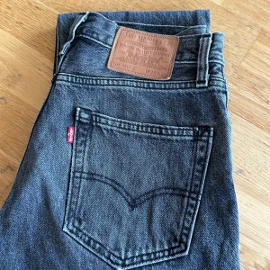 Ljusgrå Levis 551 - Ljusgrå Levis 551 använda lite men fortfarande i bra skick!