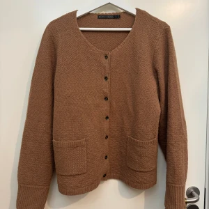 Stickad kofta - Storlek Large Mycket bra skick 90% Ull