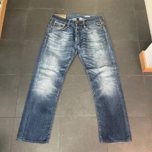 Säljer dessa supersnygga jeans åt min kille eftersom de var lite korta på honom som är 190cm🥲 Storlek 33/34 men sitter som 32/32. Hör av dig om frågor/intresse!