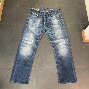 Replay jeans - Säljer dessa supersnygga jeans åt min kille eftersom de var lite korta på honom som är 190cm🥲 Storlek 33/34 men sitter som 32/32. Hör av dig om frågor/intresse!