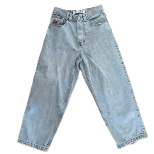 Ljusa big boys - Storlek XS i färgen ljusblå. Lite slitna längst ner annars bra skick. Skriv om du har frågor! Köparen står för frakt, kan mötas i Uppsala och Stockholm 