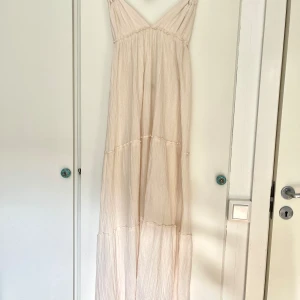 Bik Bok maxiklänning halterneck XS - Underbar maxiklänning med halterneck från Bik Bok. Klänningen är nyskick, använd 2 gånger. 100% bomull.