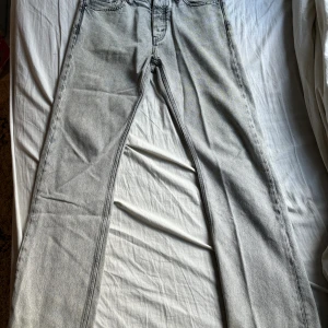 Hope jeans - Säljer mina hope jeans i storlek 30, färg ljusgrå. Köpt för cirka 3 år sedan men knappt använts. Säljer för att dom använts för lite. Är 185 och dom passar mig bra, sitter lite löst men passar skönt. Säljer för 699,kan släppa för 499 vid snabb affär.