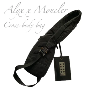 Alyx x Moncler crossbody bag - Crossbody väska från första samarbetet mellan Alyx och Moncler. Extremt snygg och smidig men rymmer inte jättemycket. Endast använd två gånger och är som helt ny.