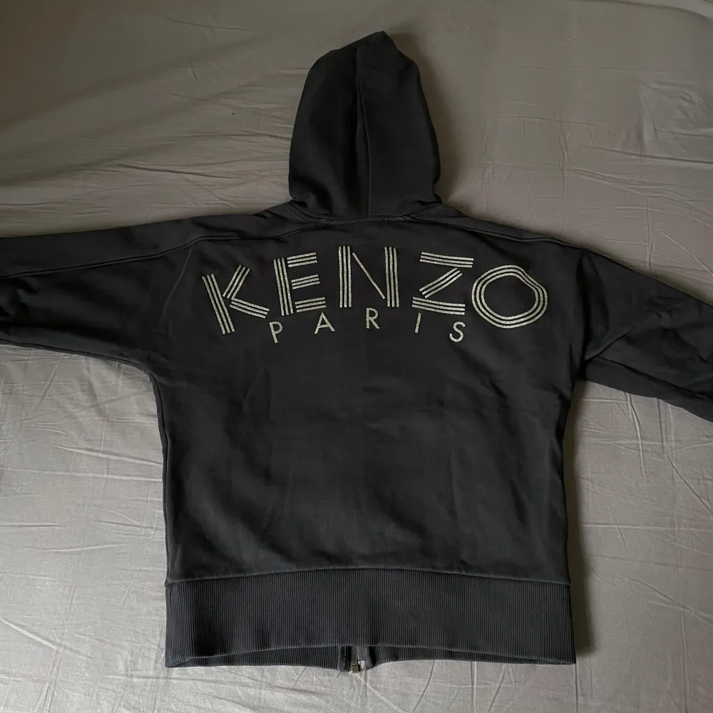 Kenzo Paris hoodie (dam) i storlek M. Köptes på Johnells för 3899:-. Inga defekter.  Modell: Kenzo Sport Glitter sweat.. Hoodies.