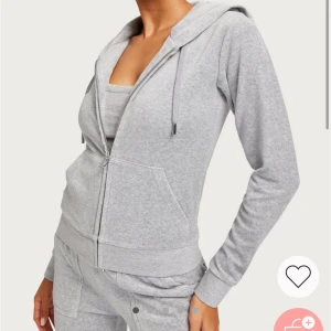 Juicy hoodie  - Säljer min juicy hoodie som är använd fåtal gånger då det är synd att den bara hänger hemma. Nypris 1299