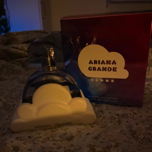 Cloud parfym - Ariana grande Cloud 100ml, använd enstaka gånger, 4/5 av produkten kvar. Förpackning tillkommer. Pris kan diskuteras 