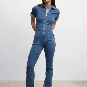 Denim jumpsuit  - En blå denim jumpsuit från Mango. Haft på mig den 1 gång men endast i hemmet. Inga fläckar och dragkedjan har inga problem.  Storlek S, Ord.pris 699 