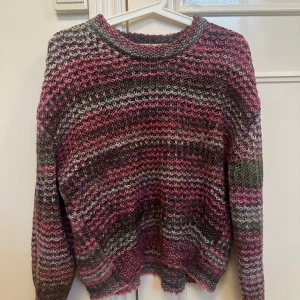 Stickad multifärgad tröja - Superskön stickad tröja som går ner till höfterna. Snygg med vit t-shirt under och perfekt att dra på sig en sommarkväll! Läs bio innan köp☺️