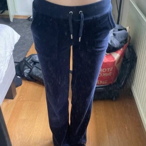 Mörkblå juicy byxor - Supermysiga byxor som är köpte förra året, köpta för 1200kr. Inga speciella defekter och både snörerna är kvar samt alla knappar vid fickorna. Storlek xxs! Kp för fler bilder💞(smutsig spegel)