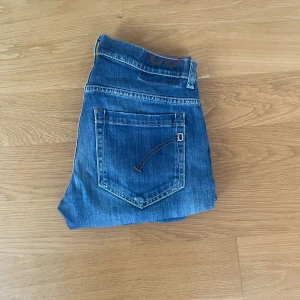 Dondup George jeans - Säljer dessa slim jeans från Dondup i modellen George. Jeansen är i toppskick och har inga tecken på användning. Det är storlek 32 men dem sitter relativt litet.