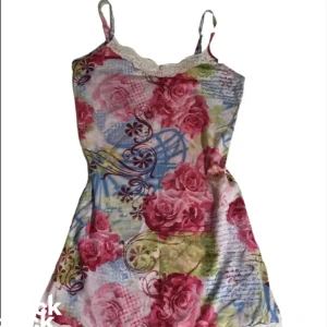 Mini klänning - Jätte fin miniklänning i tunnare material perfekt till sommaren