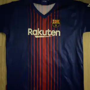 Messi 10 tröja storlek 152 bra skick använd ett par gånger Shorts kommer med Perfekt till sommaren