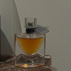 La Vie est Belle parfym - God parfym! Knappt använd allt är typ kvar. Nypris ca 700 mitt pris 450