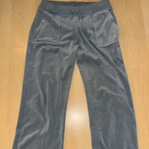 Juice Couture byxor  - Säljer nu mina super sköna Juicy Couture byxor! Dem är i bra skick och jag säljer för ett bra pris! Bara att skriva vid funderingar eller fler bilder💕