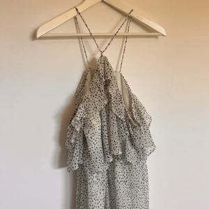 Klänning - Klänning från mango använd en gång. Offshoulder 