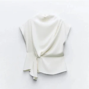 Vit blus från zara  - Aldrig använd, köpt här på Plick. Säljer då den var förliten. Pris kan diskuteras 