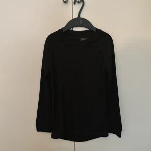 Underställ tröja - Underställ tröja känns stickig, 100% polyester. Pris + frakt