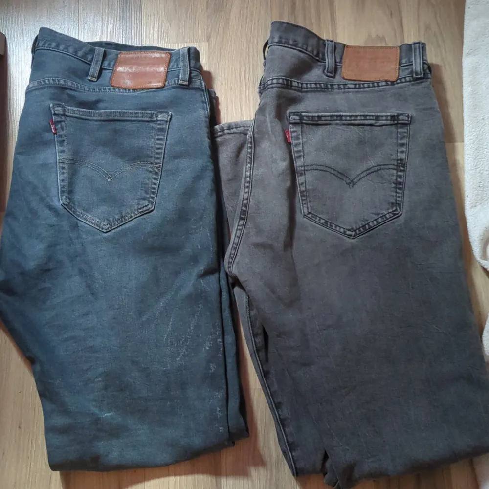 Två par jättesnygga Levis jeans 501. Har växt ur dom så dom kommer inte till användning längre. Inga skador på nån av dom superbra skick. Skönt material.. Jeans & Byxor.