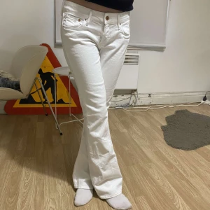 Low waist vita bootcut jeans - Nyskick, säljer då dom inte passar på mig. skulle säga att dom passar någon med storlek Xs/S