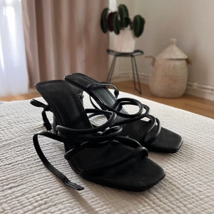 Klackskor  - Jättefina och bekväma klackar i storlek 37 och de är normala i storleken. 