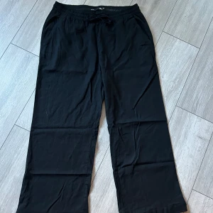 Linnebyxa svart - Helt nya oanvända linnebyxor från lager 157 i storlek M. Säljer då de inte riktigt är min stil och för jag tyckte de va lite korta i bena på mig💕 Nypris: 200kr säljer för 150kr💕