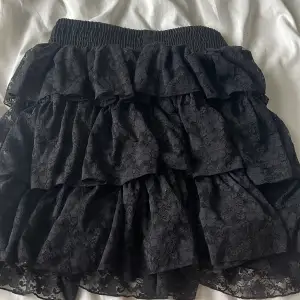 Jätte gullig svart kjol!🖤 den har blommor som design. Storlek S/M passar mig som är XXS/XS och säkert större!🖤