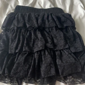 Svart gullig kjol!🖤 - Jätte gullig svart kjol!🖤 den har blommor som design. Storlek S/M passar mig som är XXS/XS och säkert större!🖤