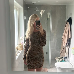 leopard klänning - säljer denna fina klänning då den blivit för liten och inte kommer till användning💘💘knappt använd 