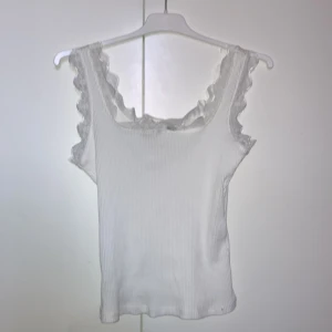 vitt spets linne  - LÄS BIO!!! är storlek M men funkar helt okej på mig som är s-xs bara att den är pyttelite baggy :) kontakta mig ifall du vill ha info, mått eller andra bilder 💗