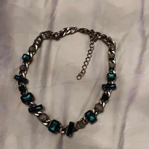 Halsband  - Tungt halsband. Matreial är okänt. Köptes på secondhand.  Skriv om ni har någon fråga, svarar så snabbt jag ser de! ❤️