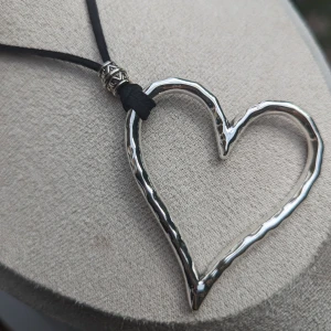 Hjärtformad lång halsband,NY - Samfraktar gärna och postar inom 3 dager efter köpet (Varje Torsdag och söndag) 