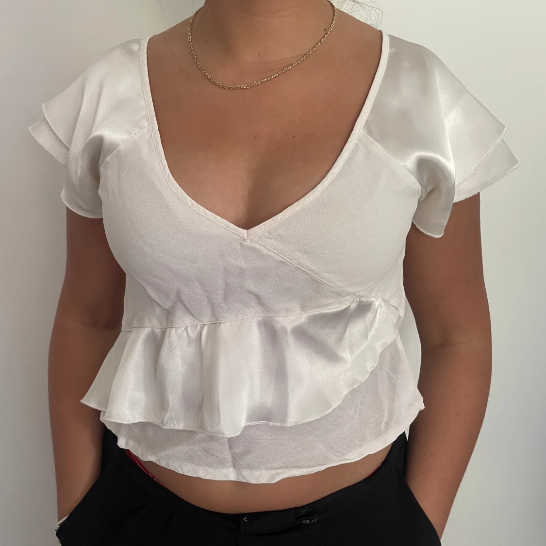 Vit top med volanger