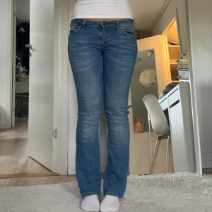 Crocker jeans - Snygga low waisted crocker jeans! Inte slitna någon stans men märket på baksidan har tyvärr spruckit. Står ingen storlek men skulle tippa på s/36 då jag har det vanligtvis☺️