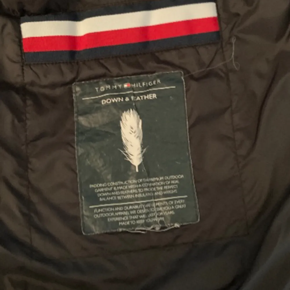 En tommy hilfiger jacka i storlek L men sitter som en M. Den är i bra skick! Skriv för mer bilder!. Takit.