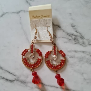 Örhängen med strass och pärlor - Nya oanvända jättefina örhängen med många gnistrande stenar. Okänt material. Ca 7x3 cm.  🌸 Se gärna mina andra annonser också 🌸