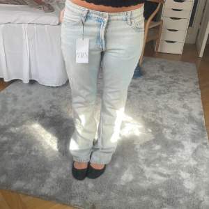 helt nya jeans från zara som jag köpte på plick som inte satt något bra på mig☺️små i storleken passar 38 bättre skulle jag säga🥰förra ägarens bilder☺️☺️