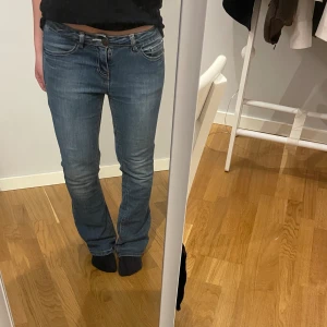 Lågmidjade bootcut jeans - Säljer dessa jättesnygga blåa lågmidjade bootcut jeansen.💗