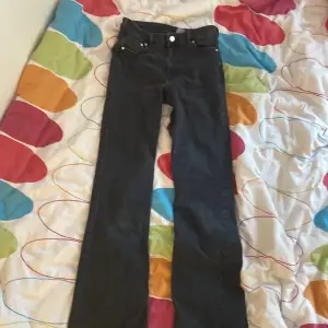 Hög midjade bootcut jeans i storlek xs, från H&M. Använda några gånger men de är fortfarande i bra skick.Säljer dom för 120 kr.💗