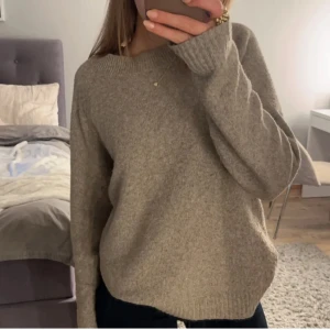 Stickad tröja - Säljer denna fina tröja , använt 1-2 gånger ! Kom privat om ni är intressrad💕