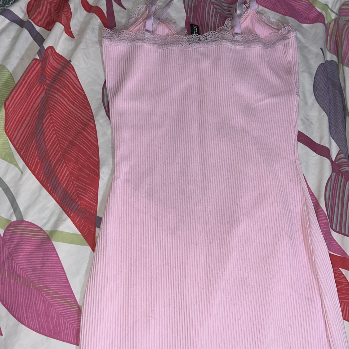 En rosa klänning  - 90