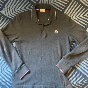Moncler långärmad pike - flawless moncler tröja väldigt fint skick. Givetvis är den äkta. Storlek s. Passar lite mindre. Skriv vid frågor.