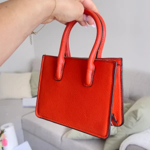 Orange väska - Jättefin liten orange väska som är i nyskick, tillkommer även en gullig kedja.