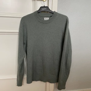 Stickad Grön tröja - Tja! Säljer nu denna stickade tröja från n10 essentials. Storlek: S, passar M. Skick: 7/10, lite nopprig men går att gå bort lätt med rätt verktyg, utöver det bra skick. Kontakta oss för fler bilder eller info!🙌