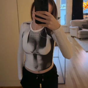 Tröja - Snygg, trendig tröja! Köpte för liten storlek och bara varit för lat för att returnera🩷