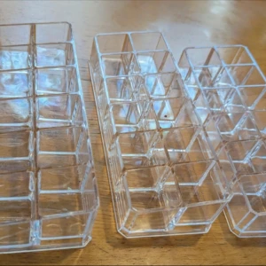 3 st Makeup Organizers  - Tre organizers för smink tillverkade i genomskinlig plast.