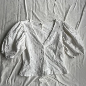 Söt och somrig topp - En supersöt och somrig vit topp. Toppen är superfint skick men har en liten fläck vid en av knapparna (se bild). Passar mig som är S/M. 🌷💫🫧