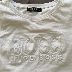 Hugo boss t-shirt - T-shirten har storlek 164 ungefär xs 